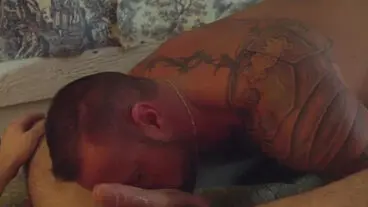 俊美少年骑乘纹身肌肉老爹